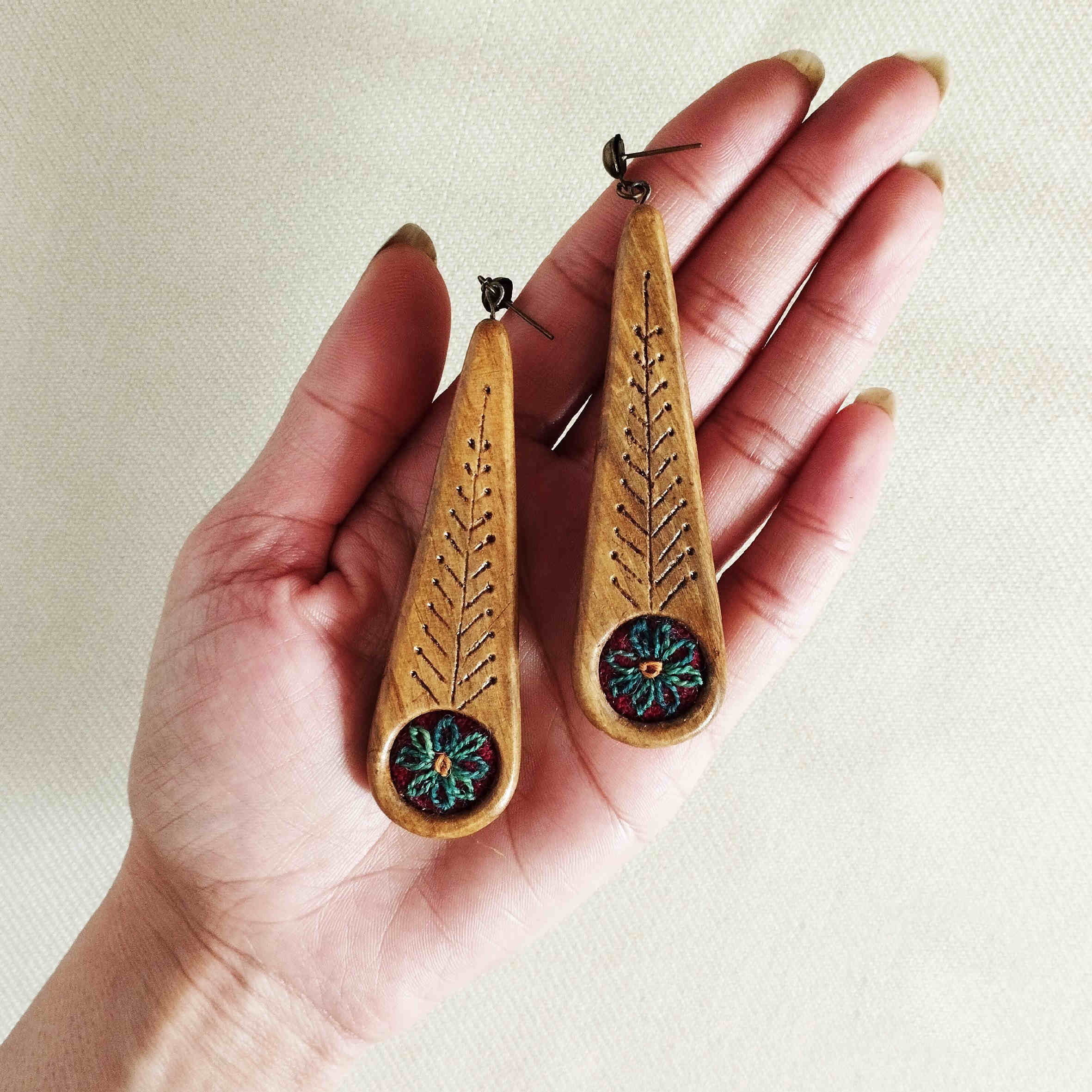 گوشواره چوبی زنانه دستساز با طرح پته دوزی