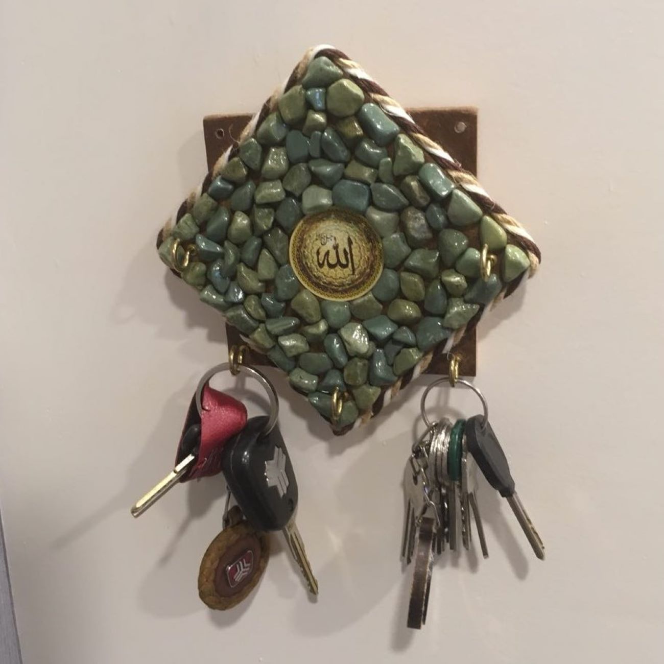 جاکلیدی دیواری طرح سنگ اسلامی با ۳ قلاب در طرح الله