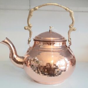 کتری مسی ایرانی بادوام، رویه اجاق گاز چکش‌کاری شده با دسته برنجی
