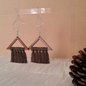 گوشواره مکرومه دستی با طرح مثلث آویزان است