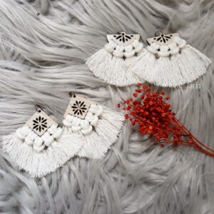 گوشواره منگوله دار دستباف Macrame به رنگ سفید