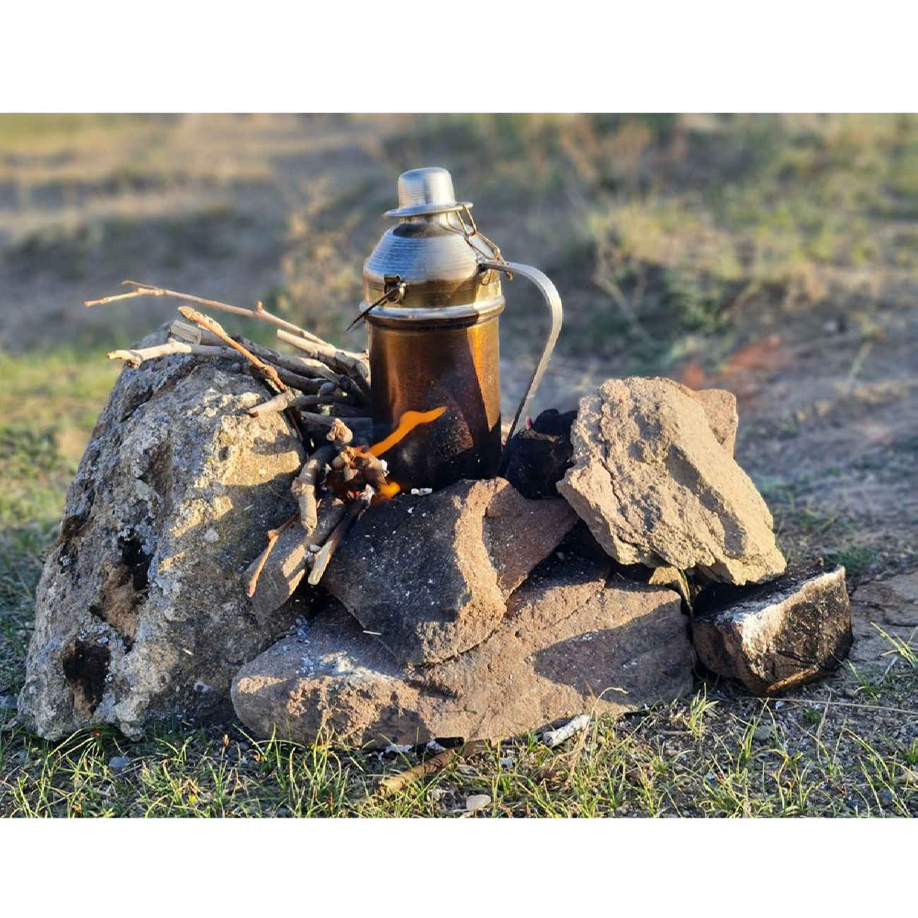 کتری کمپینگ در فضای باز مناسب برای آتش
