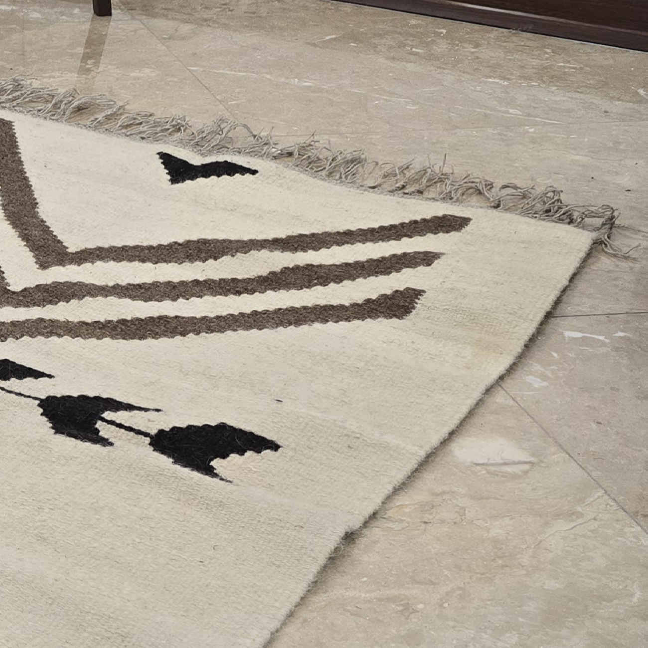 فرش گلیم ایرانی دستباف کرم رنگ، طراحی هندسی هنرمندان اردبیل