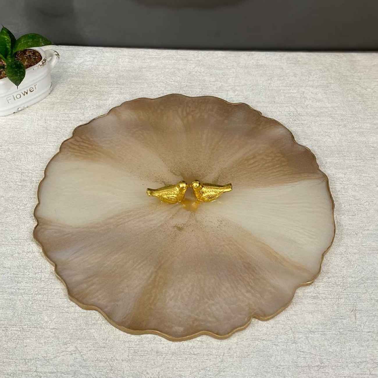 سینی رزین مدرن – نقاشی تجریدی از سایه‌روشن‌های طبیعت