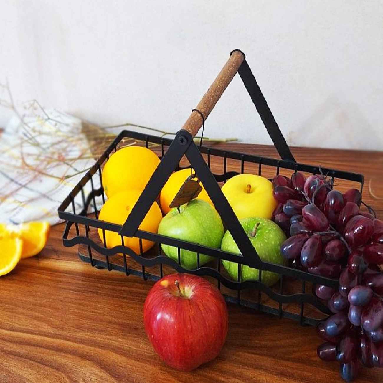 سبد میوه سیمی با پایه و دسته چوبی طبیعی