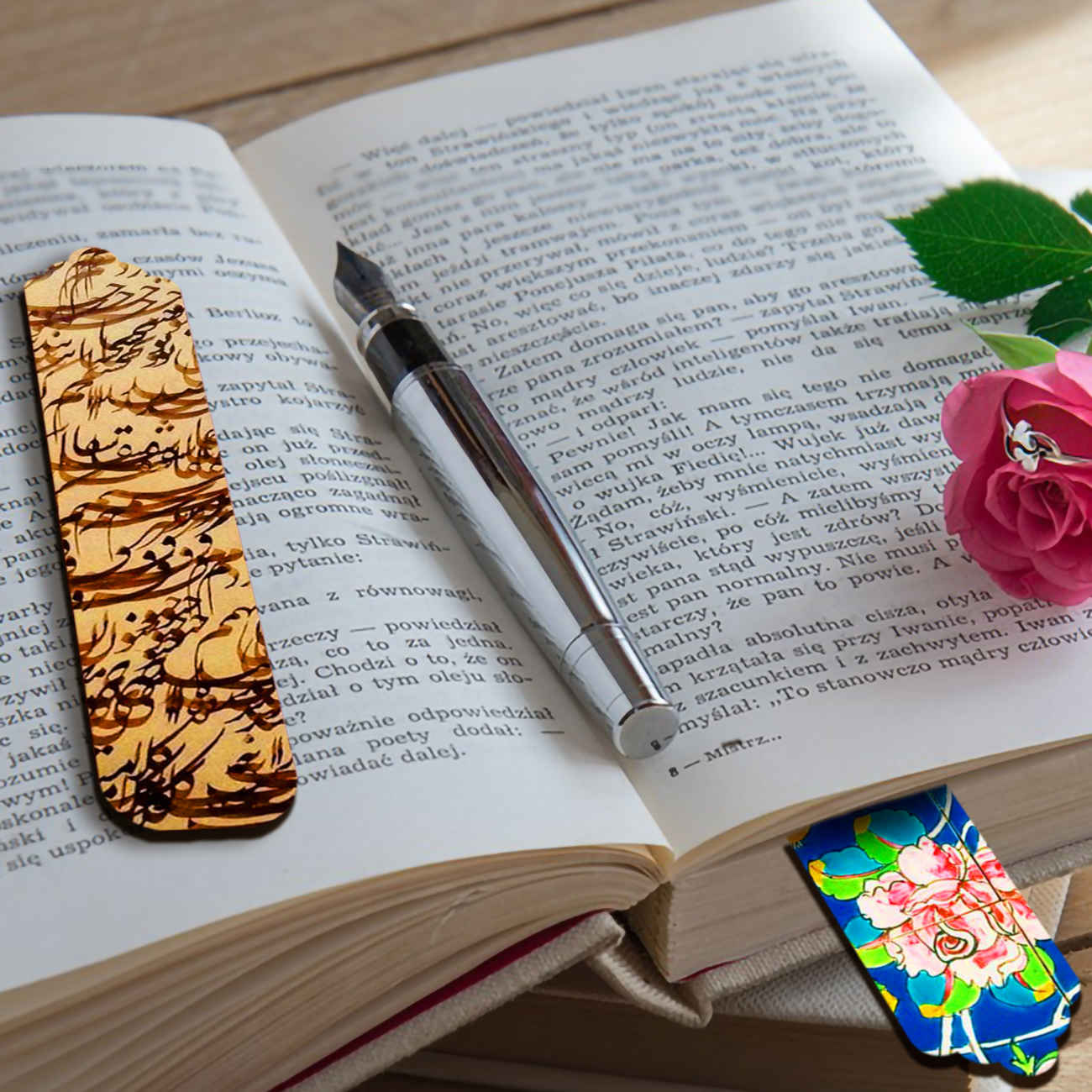 بوکمارک چوبی هنری با الهام از شعر و گل ایرانی – مجموعه ۲ عددی