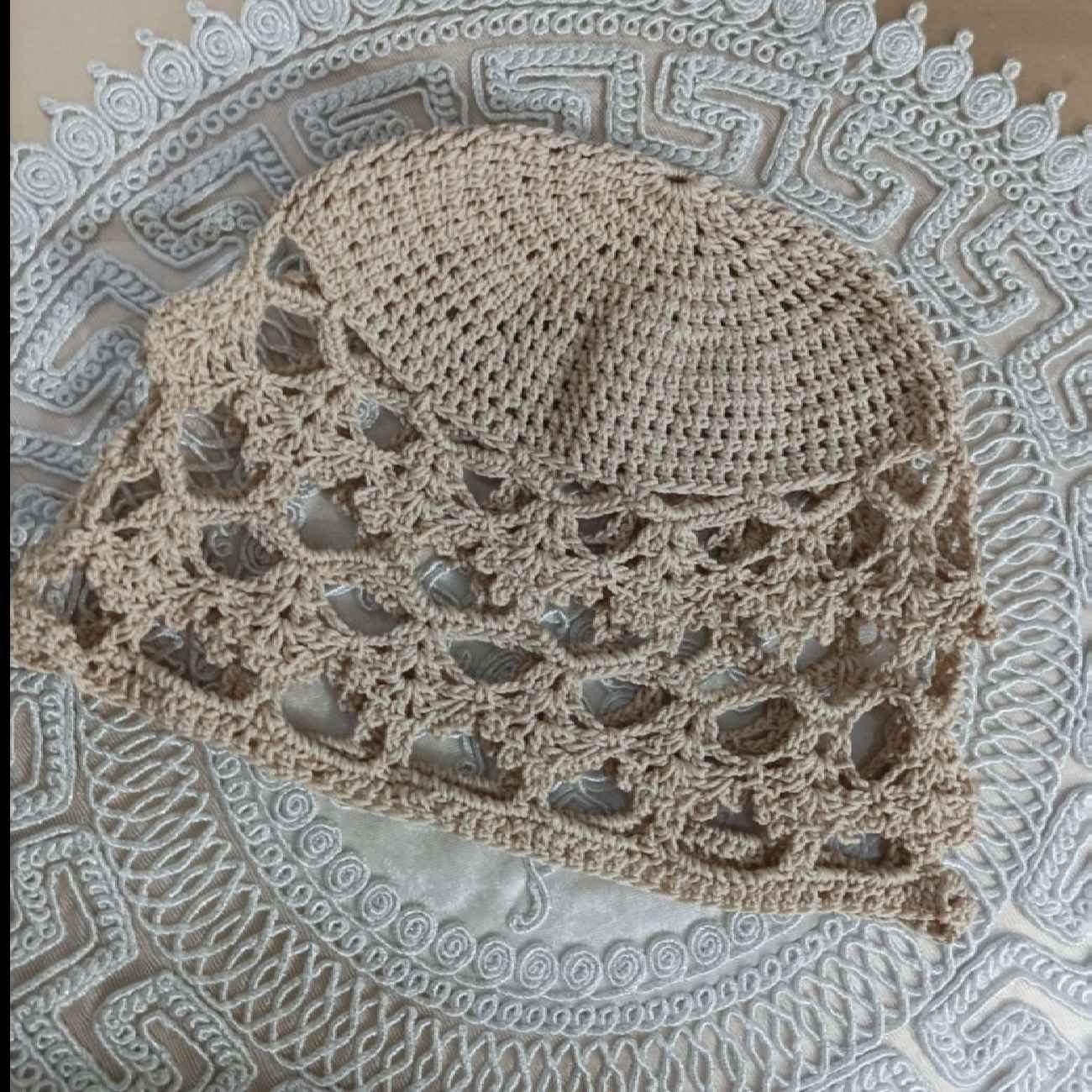 کلاه قلاببافی شده – اکسسوری گرم و شیک زمستانی، مناسب برای همه سنین، به رنگ کرم