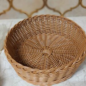 سبد حصیری دستباف به رنگ قهوه‌ای با سبک روستیک – سازماندهی در فضای کوچک