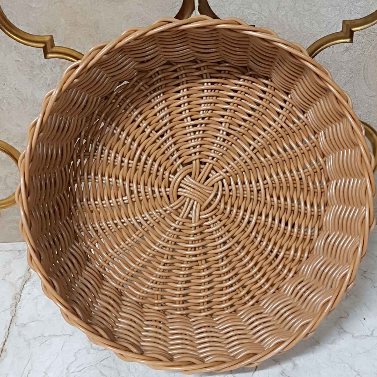 سبد حصیری دستباف به رنگ قهوه‌ای با سبک روستیک – سازماندهی در فضای کوچک