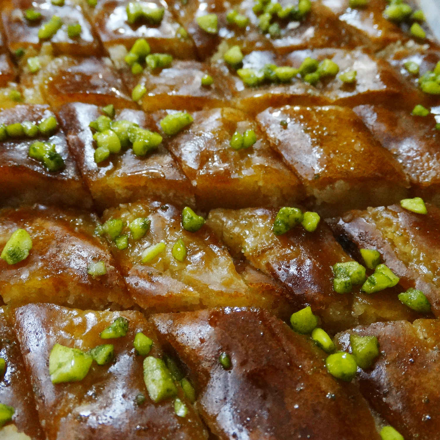 شیرینی ایرانی – باقلوا با مغز بادام و پسته ۷۵۰ گرم، (۲ عدد)