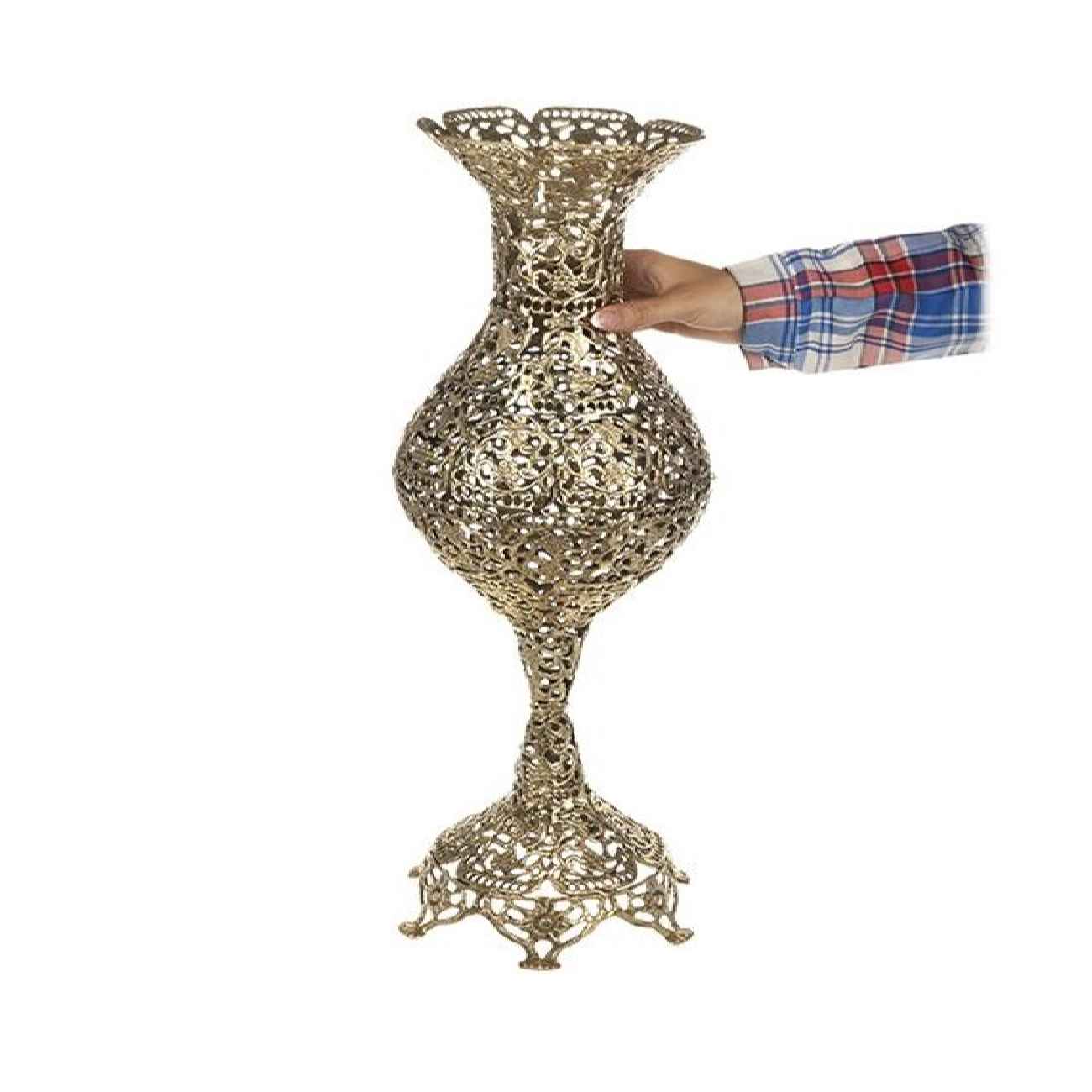 گلدان برنجی سنتی دستساخت، طراحی شده بهعنوان یک ظرف هنری برای گلآرایی