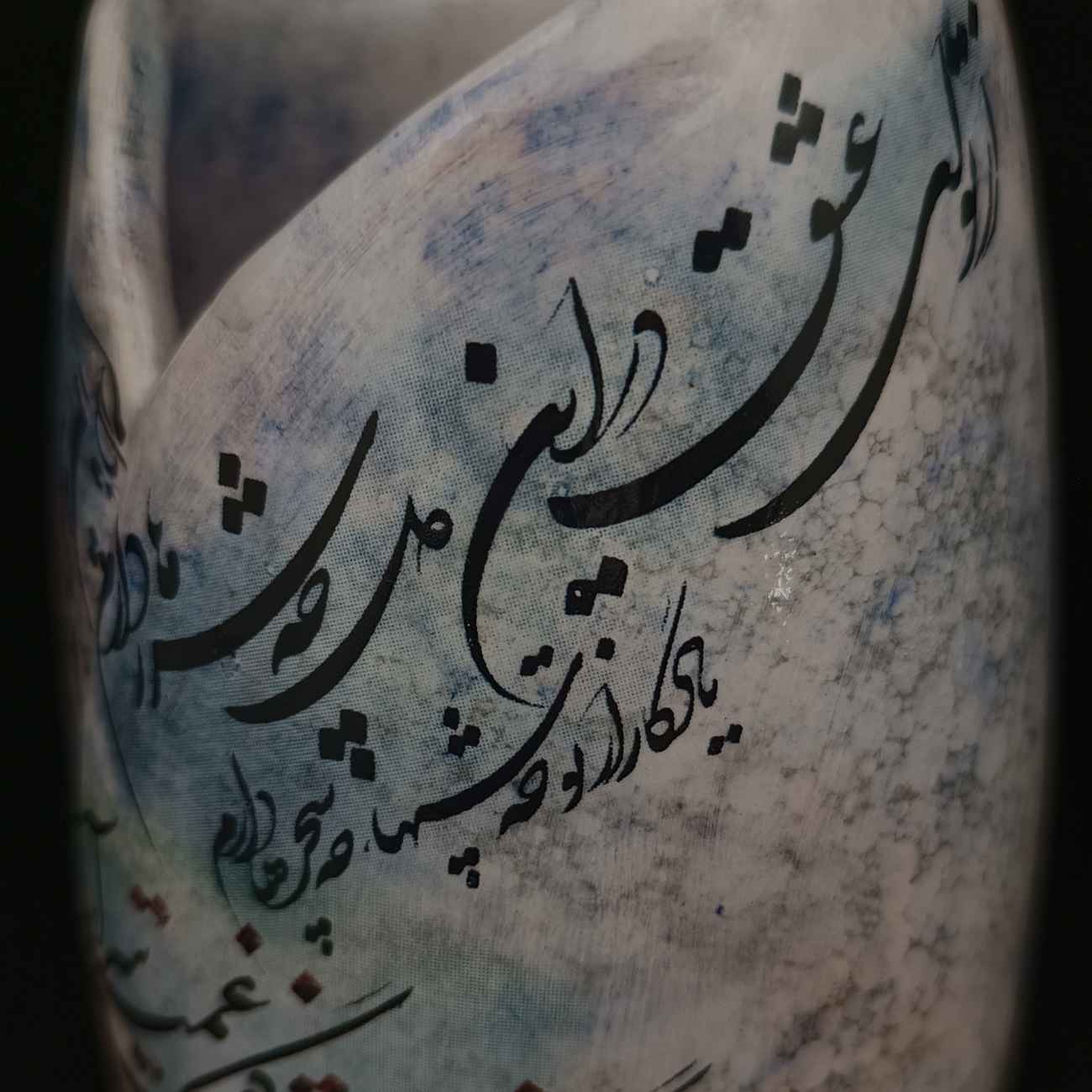 گلدان سفالی ایرانی با نقش شعری زیبا در فرم استوانهای مدرن، هدیهای شیک یا المان دکوری