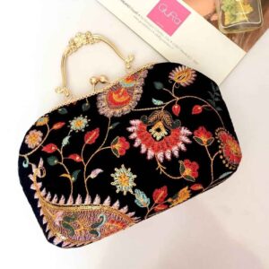 کیف دستی رسمی مخمل گلدوزی شده با طرح بته جقه به رنگ مشکی