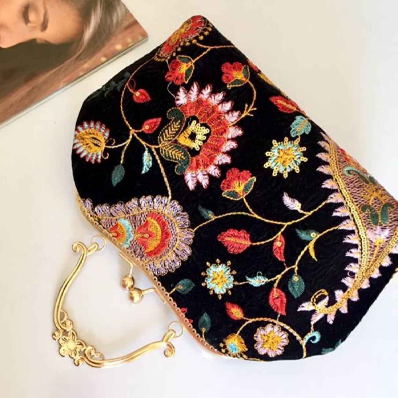 کیف دستی رسمی مخمل گلدوزی شده با طرح بته جقه به رنگ مشکی