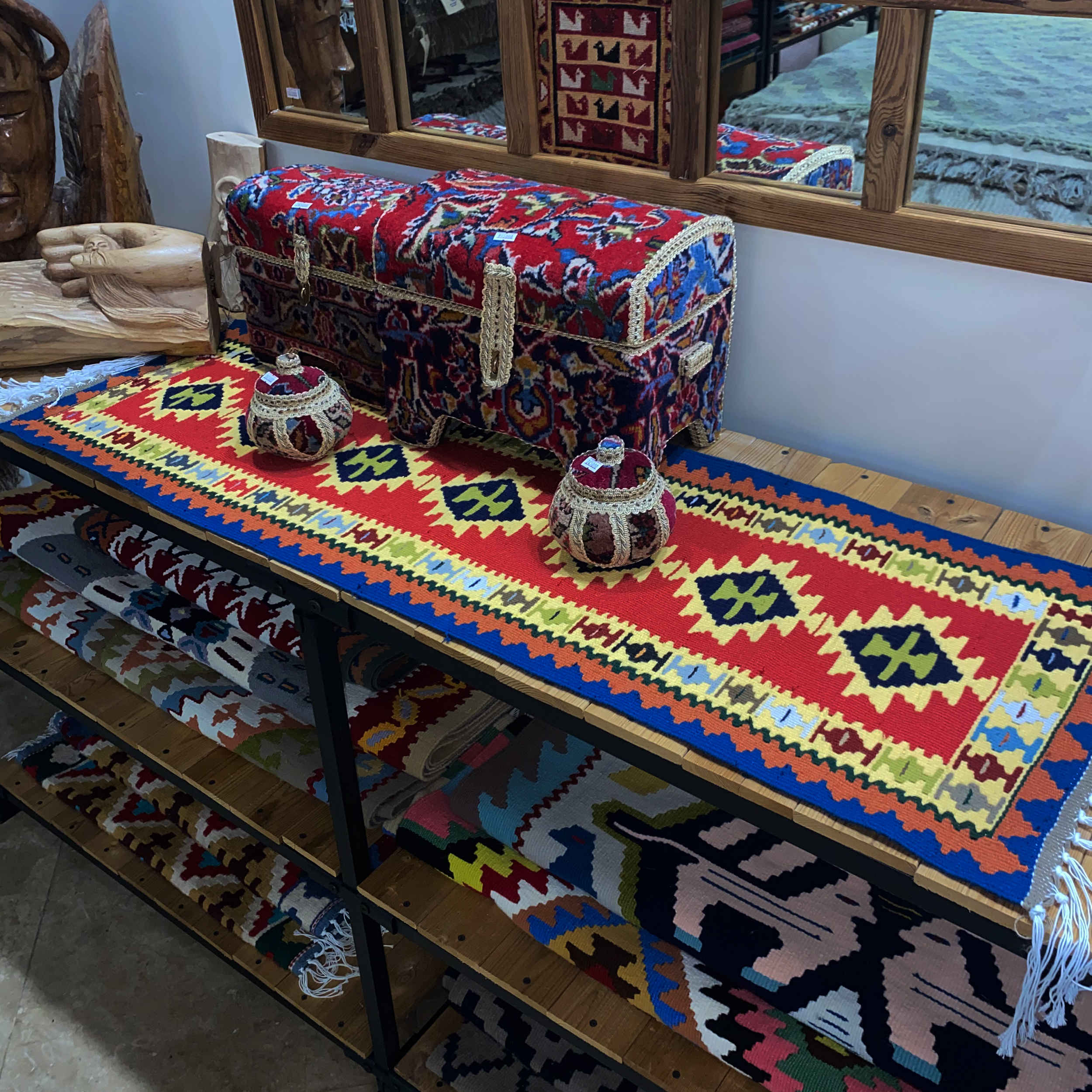 رومیزی فرش دستباف ایرانی به سبک قشقایی – غنی از میراث و صنایع دستی