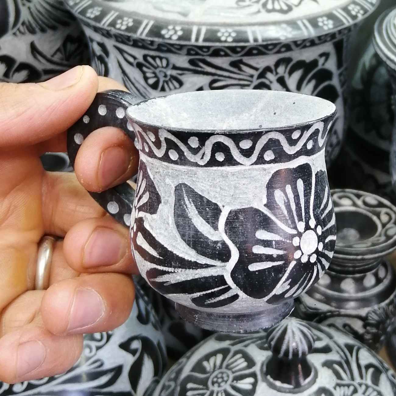فنجان قهوه سنگی دست‌ساز با دسته و طرح گل (۲ تکه)