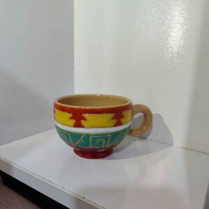 فنجان و نعلبکی سفالی دست‌ساز ایرانی با طرح هندسی