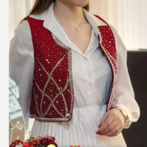 جلیقه کردی با تزئینات نقره‌ای، تلفیقی از سبک سنتی و مدرن به رنگ قرمز