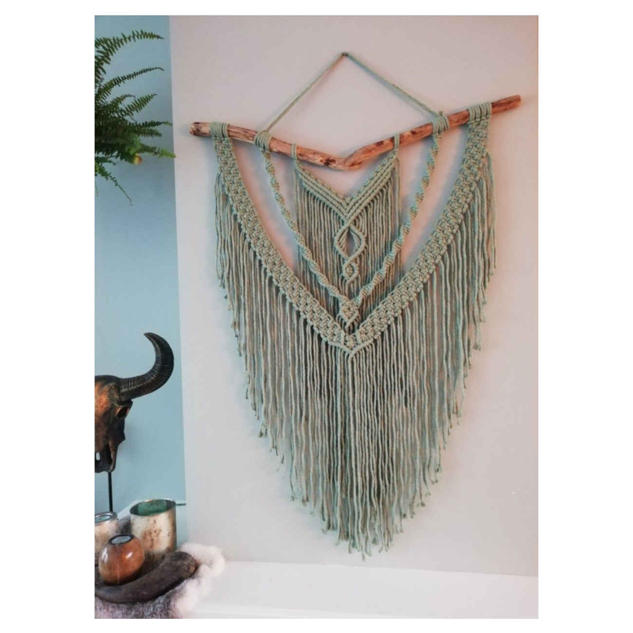 آویز دیواری مکرامه دست‌ساز – گره‌دوزی برای فضایی دنج و بوهمیایی