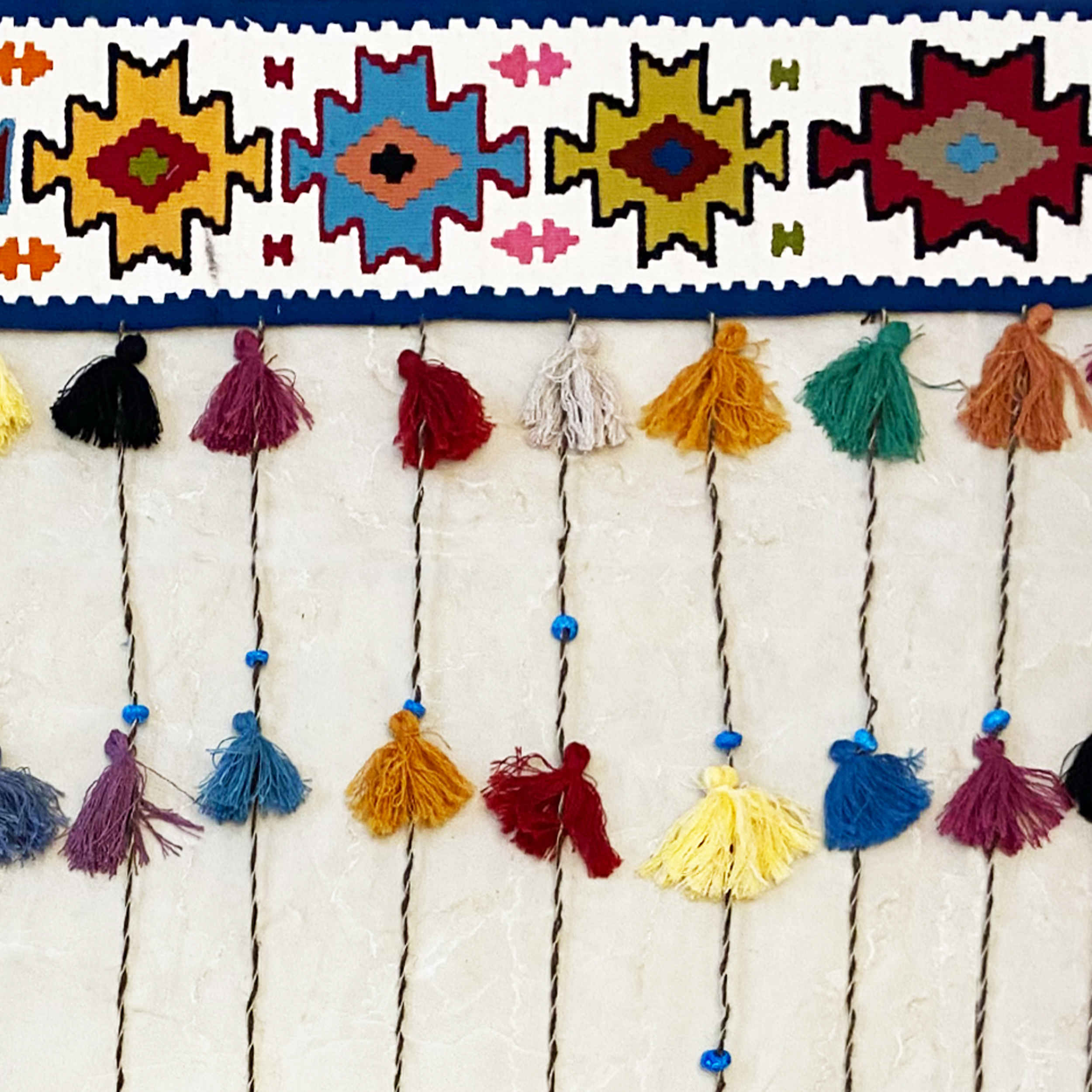 دیوارکوب منگوله‌دار ایرانی طرح گلیم سنتی مدل Arsaces