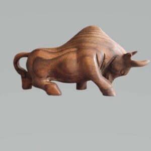 مجسمه گاو نر چوبی تزئینی – نماد قدرت و صلابت