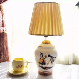 چراغ رومیزی سرامیکی هنری طرح کلاسیک – نورپردازی زیبا برای دکوراسیون منزل