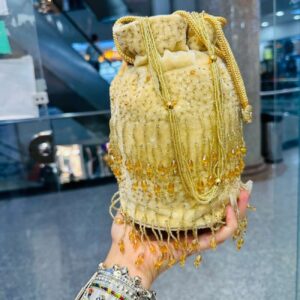 کیف دستی منجوق دوزی شده به شکل استوانه ای در رنگ های مختلف – طرح سنتی