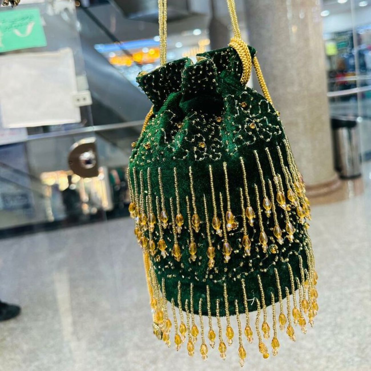 کیف دستی منجوق دوزی شده به شکل استوانه ای در رنگ های مختلف – طرح سنتی