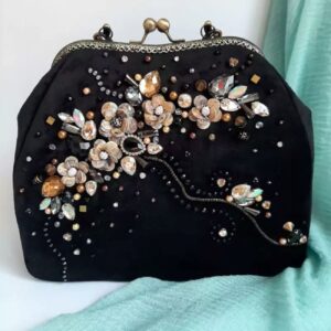 کیف دستی مهره دوزی شده طرح گل به رنگ مشکی – طراحی ماندگار