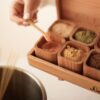 جا ادویه چوبی با 6 جعبه برای نگهداری منظم در آشپزخانه شما