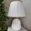 چراغ رومیزی سرامیکی هندسی زیبا به رنگ سفید و طلایی - طراحی مدرن با جذابیتی پیچیده