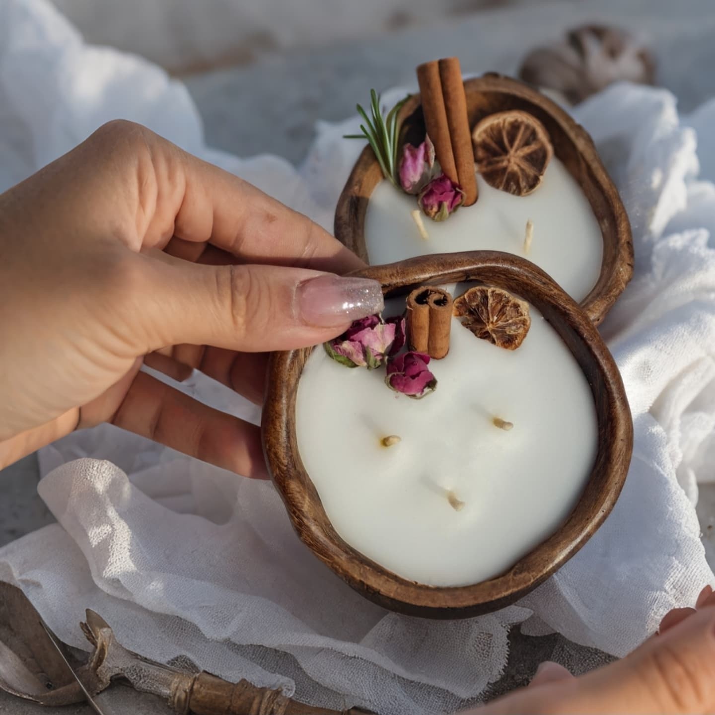 شمعهای چوبی معطر با طرح دارچین، گل رز و لیمو