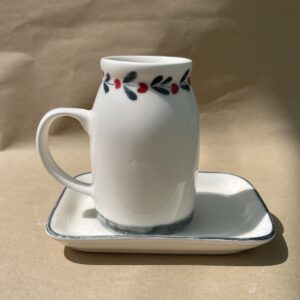 ست لیوان و نعلبکی سرامیکی، طرح شکوفه و برگ نقاشی شده با دست