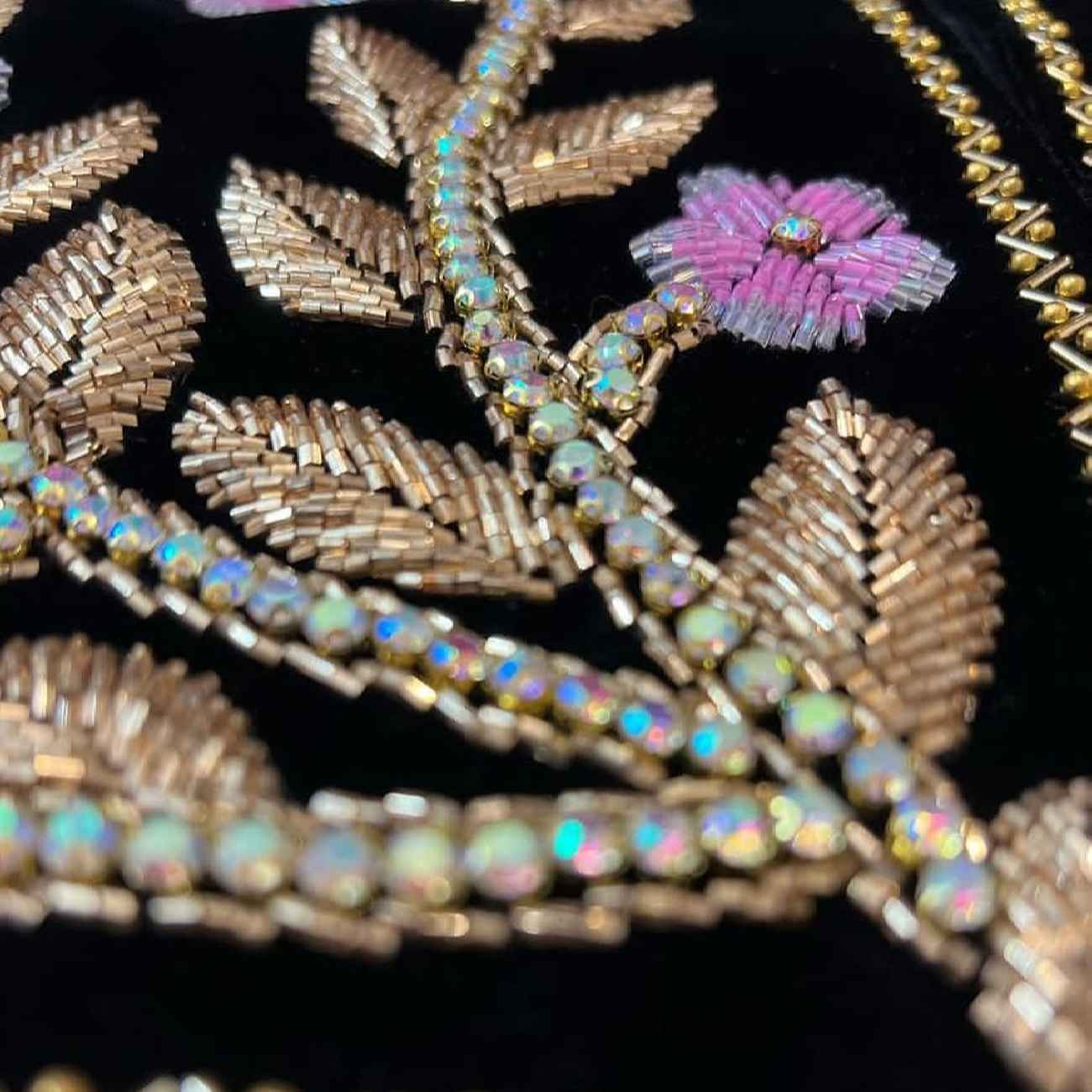 جلیقه گلدوزی شده زنانه با طرح گل
