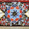 تابلوی برنجی قلمزنی شده با طرح پرنده و گل در قاب خاتم کاری