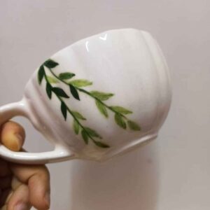 فنجان لاته سرامیکی نقاشی شده با دست با طرح ظریف برگ سبز