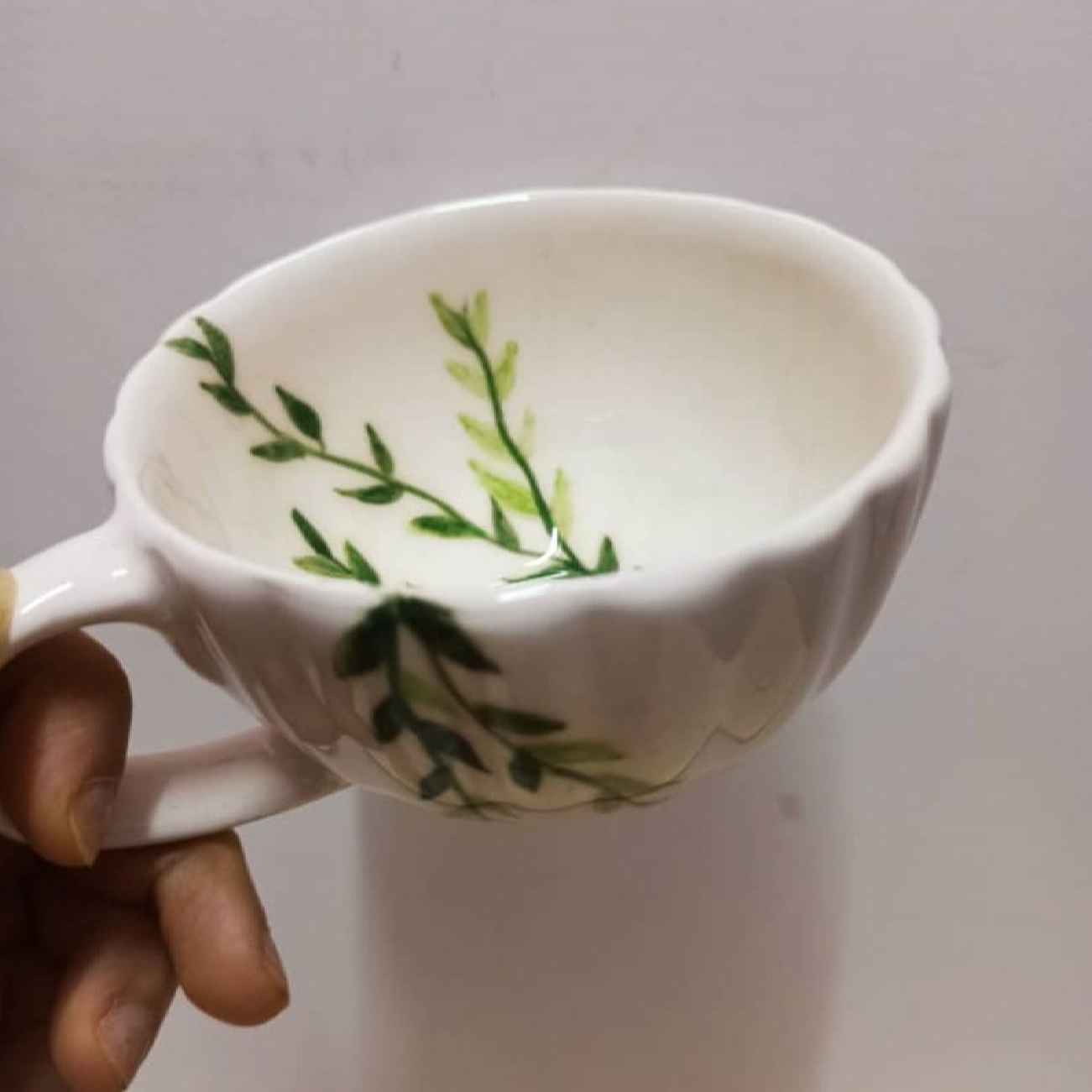 فنجان لاته سرامیکی نقاشی شده با دست با طرح ظریف برگ سبز