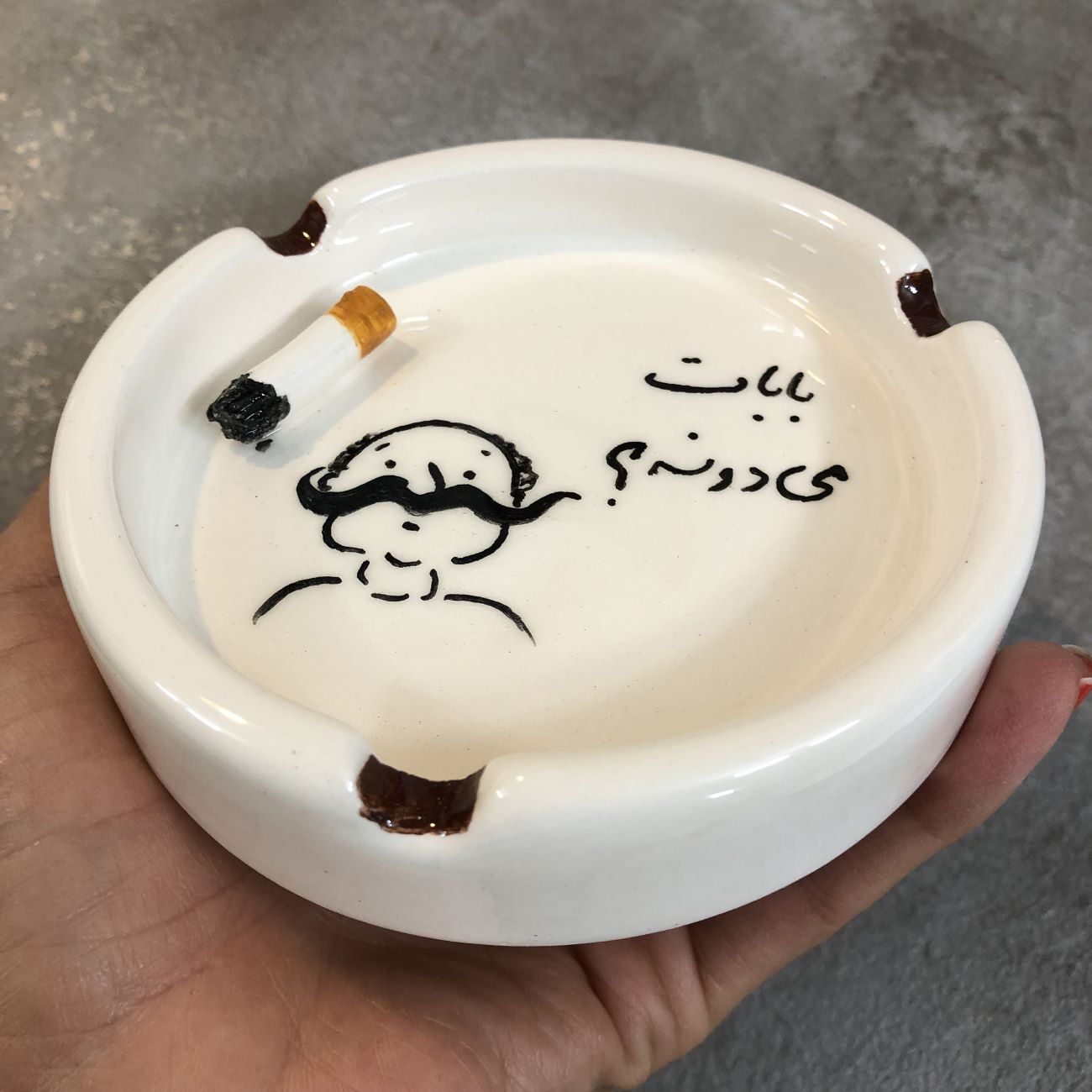 زیرسیگاری سرامیکی دستساز با طرح خوشنویسی سرگرمکننده