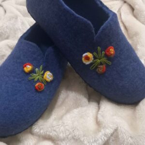 دمپایی نمدی پشمی دستباف با گلدوزی گلدار به رنگ سرمه‌ای