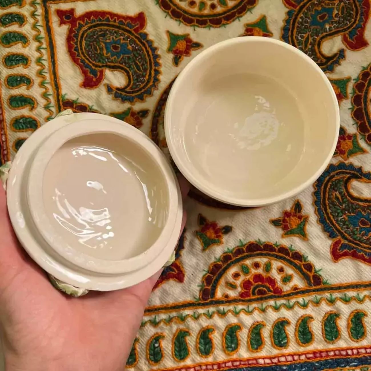 قندان سرامیکی با کیفیت بالا برای میز ناهارخوری شما با طرح گل برجسته