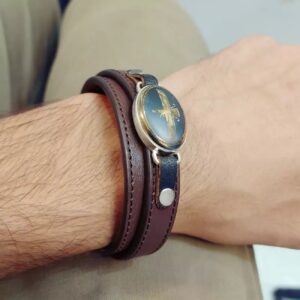 دستبند چرمی مردانه با نگین حدید اصل و طبیعی فروهر، قاب اطراف نقره