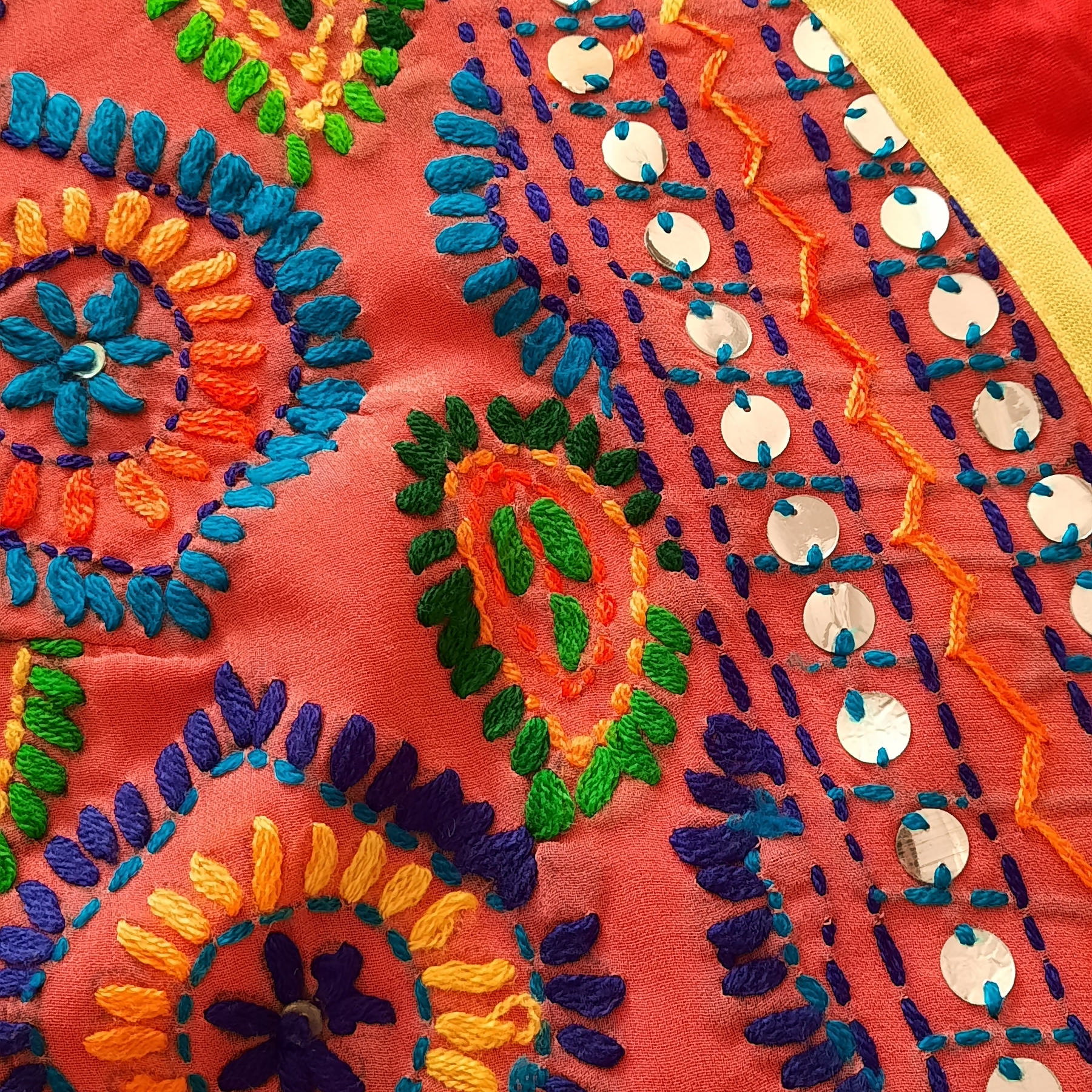 جلیقه گلدوزی شده زنانه با طرح گل