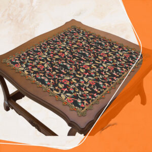 گل رز و مخمل – رومیزی گلدار قرمز برای دکوراسیون کلاسیک