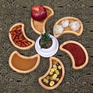 هفت سین چوبی سنتی با طرح بته جقه، جلوه‌ای خاص به دکوراسیون نوروزی شما می‌بخشد. ست ۶ عددی