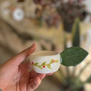 فنجان سرامیکی با دسته برگ و طرح توت، هنری