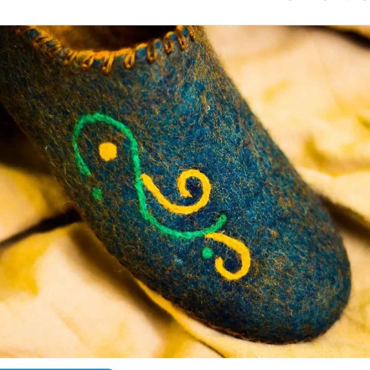 دمپایی نمدی پشمی دستساز منحصر به فرد با طراحی منحنی پیچیده