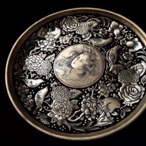 سینی برنجی با حاشیه گلدار و طرح مینیاتوری در مرکز