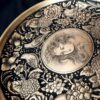 سینی برنجی با حاشیه گلدار و طرح مینیاتوری در مرکز