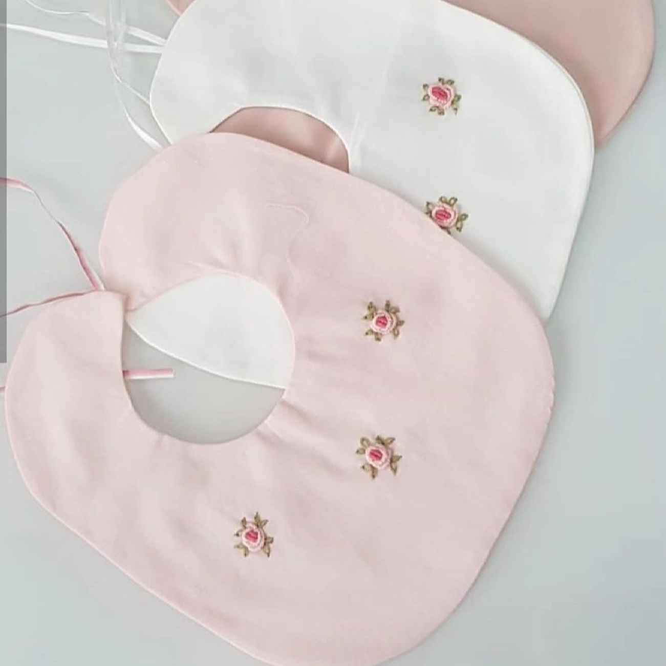 ست گل رز گلدوزی شده پیشبند نوزادی با گره بندی