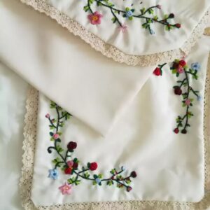 سجاده دستباف گلدوزی شده با کیف قرآنی – شیک و کاربردی